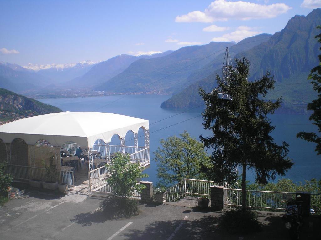 Hotel Poggio D'Oro Riva di Solto Exterior photo